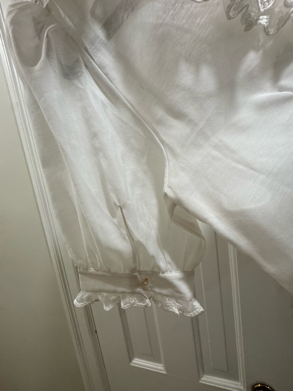 Women's White Cotton Lace V-Neck Puff Sleeve Top - Picture 9 of 10